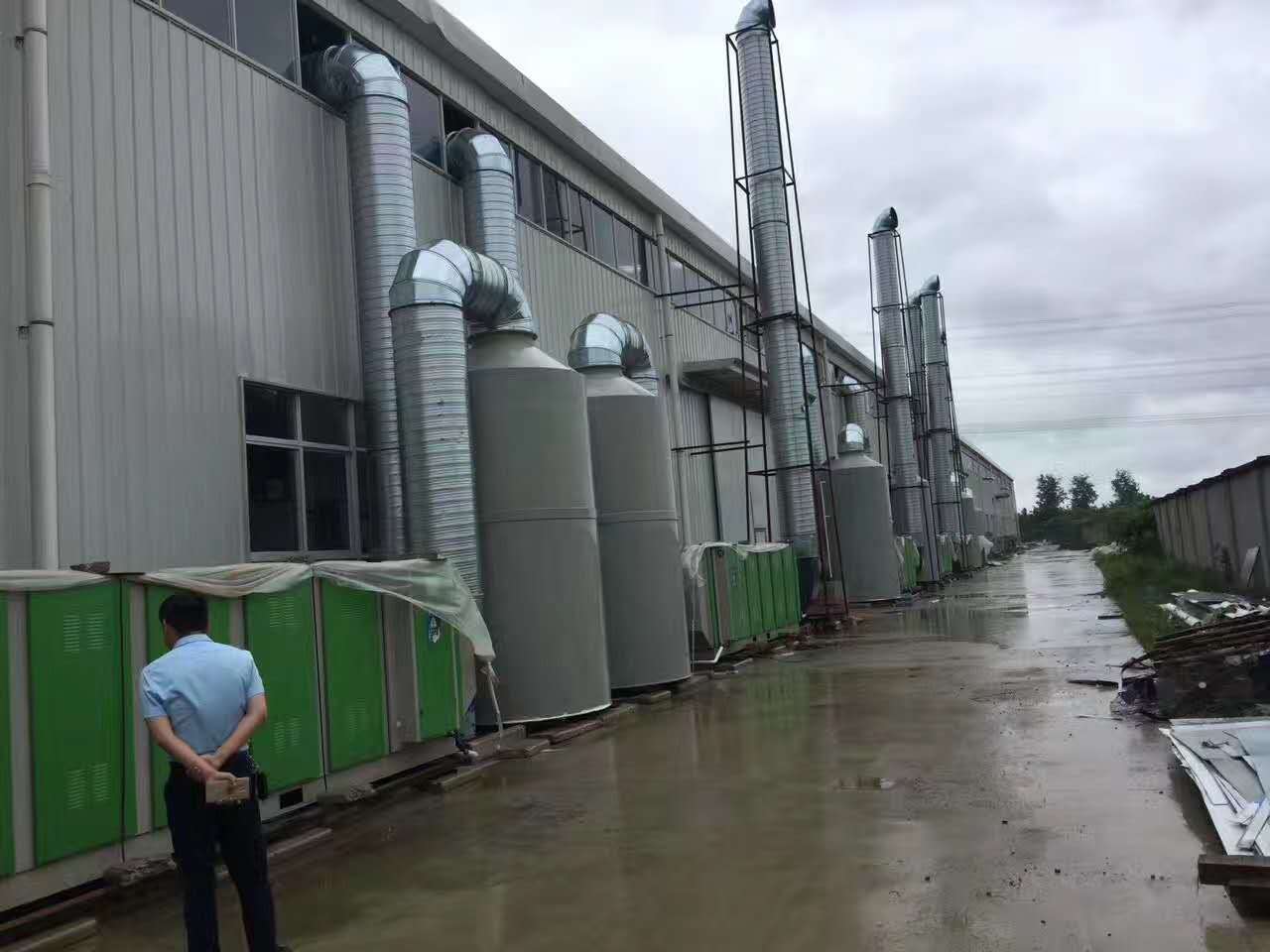 成都化(huà)工(gōng)廠UV光氧噴淋塔案例
